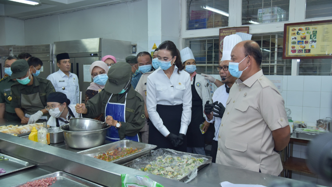 BGN Kepulauan Riau dan Menpar Tinjau Praktik Siswa SPPI Batch-3 di Dapur NHI
